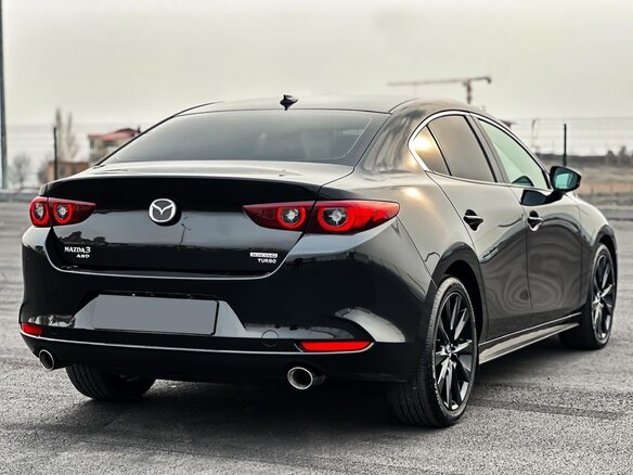 2021 Mazda 3 IV (BP), чёрный, 2000000 рублей - вид 3