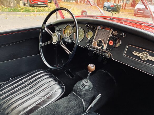 1962 MG MGA, красный - вид 2