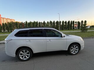 2013 Mitsubishi Outlander III, белый, 1850000 рублей, вид 3