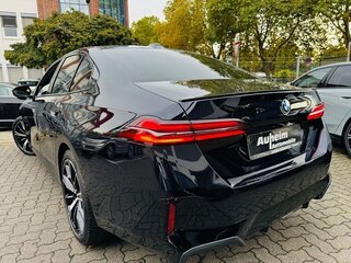 2024 BMW 5 серии 550e xDrive VIII (G60/G61/G68), чёрный, 18000000 рублей, вид 5