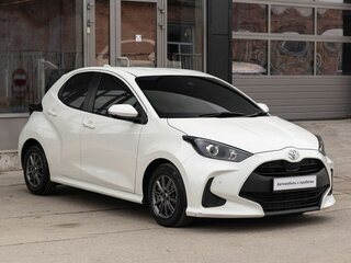 2020 Toyota Yaris IV, белый, 1105000 рублей, вид 3
