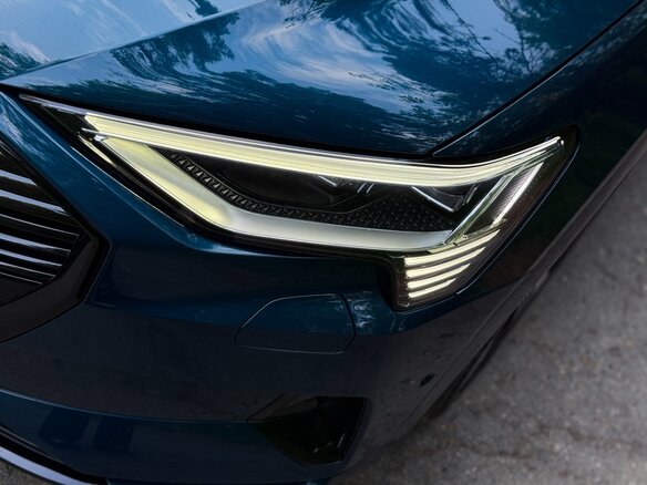 2020 Audi e-tron 55 I, синий, 5800000 рублей - вид 5