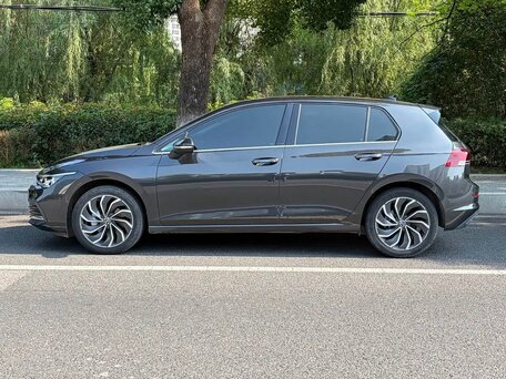 2023 Volkswagen Golf VIII, серый, 1870000 рублей, вид 3