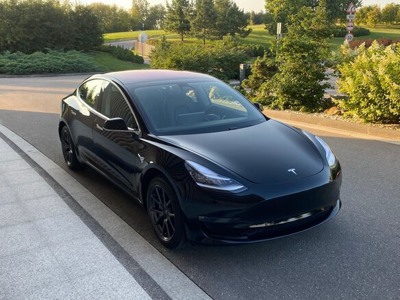 2018 Tesla Model 3 Mid Range I, чёрный - вид 2