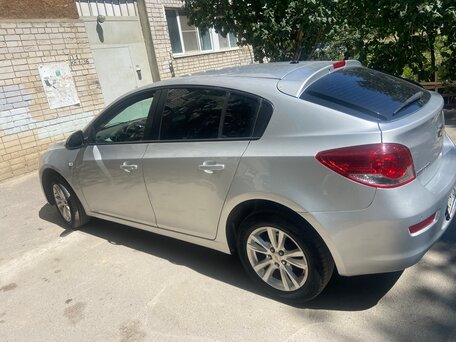 2013 Chevrolet Cruze I Рестайлинг, серебристый, 700000 рублей, вид 3