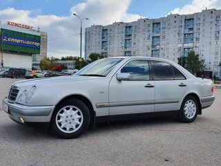 1996 Mercedes-Benz E-Класс 230 II (W210, S210), серебристый, 865000 рублей, вид 3