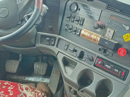 2003 Freightliner Columbia, пурпурный, 1850000 рублей, вид 3