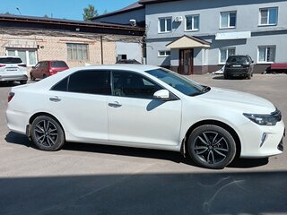 2017 Toyota Camry VII (XV50) Рестайлинг 2, белый, 1900000 рублей, вид 4