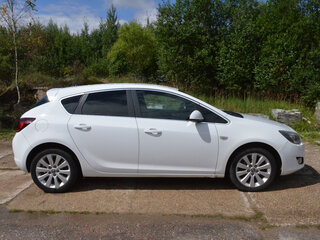2012 Opel Astra J, белый, 630000 рублей, вид 2