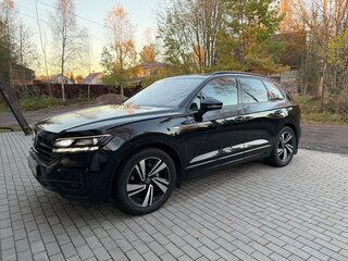 2022 Volkswagen Touareg III, чёрный, 7600000 рублей, вид 1