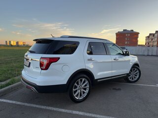 2016 Ford Explorer V Рестайлинг, белый, 2700000 рублей, вид 4