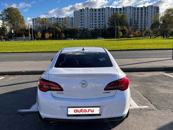 2015 Opel Astra J Рестайлинг, белый, 1099000 рублей - вид 5