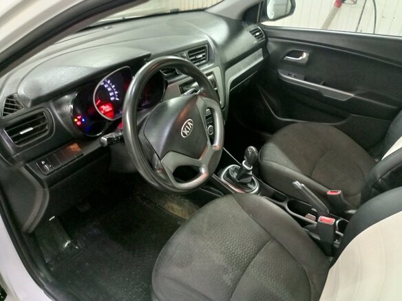 2017 Kia Rio III Рестайлинг, белый, 970000 рублей - вид 9
