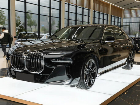 2025 BMW 7 серии 740i xDrive VII (G70), чёрный, 18930200 рублей, вид 3
