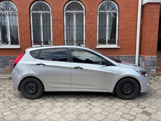 2014 Hyundai Solaris I Рестайлинг, серебристый, 850000 рублей, вид 4