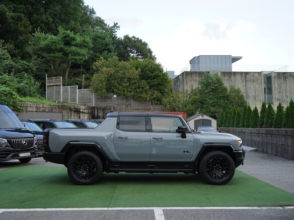 2026 GMC Hummer EV, серый - вид 3