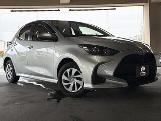2022 Toyota Yaris IV, серебристый, 890000 рублей, вид 2