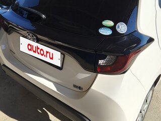 2020 Toyota Yaris IV, белый, 1350000 рублей, вид 3