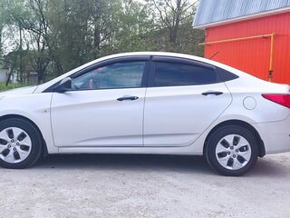 2014 Hyundai Solaris I Рестайлинг, серебристый, 950000 рублей, вид 2
