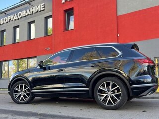 2020 Volkswagen Touareg III, чёрный, 5500000 рублей, вид 5
