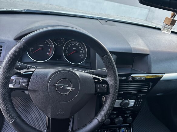 2010 Opel Astra H Рестайлинг, белый, 580000 рублей - вид 4