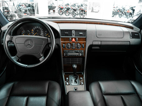 1995 Mercedes-Benz C-Класс 220 I (W202), чёрный, 4700000 рублей, вид 3
