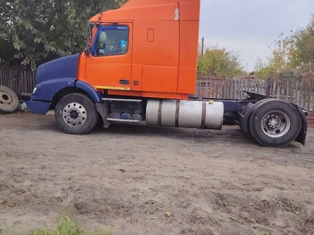 2003 Volvo VNM, оранжевый, 1700000 рублей, вид 1