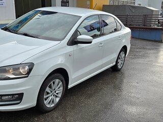 2015 Volkswagen Polo V Рестайлинг, белый, 850000 рублей, вид 2