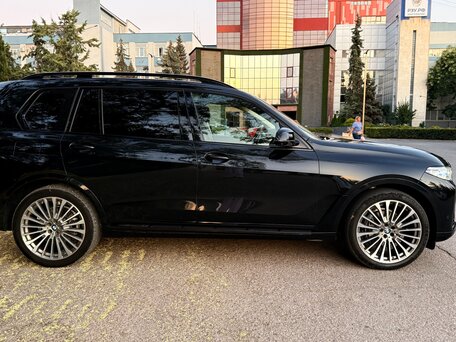 2022 BMW X7 40i I (G07), чёрный, 8200000 рублей, вид 3