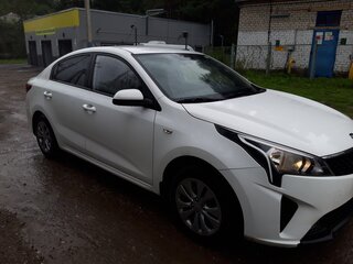 2021 Kia Rio IV Рестайлинг, белый, 1150000 рублей, вид 2