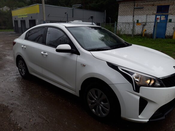 2021 Kia Rio IV Рестайлинг, белый, 1150000 рублей - вид 1