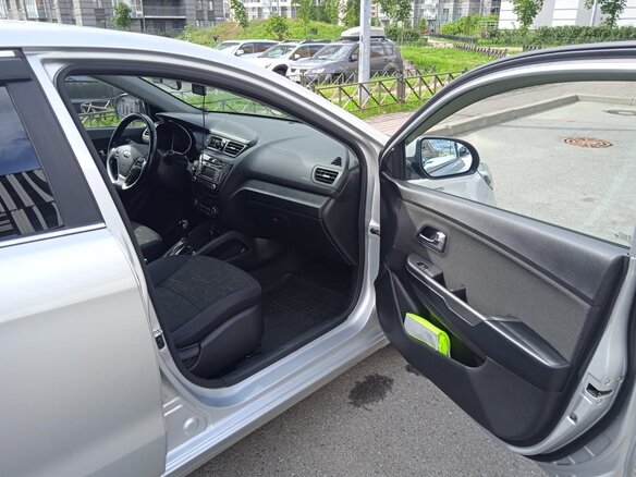 2015 Kia Rio III Рестайлинг, серебристый, 1350000 рублей - вид 4