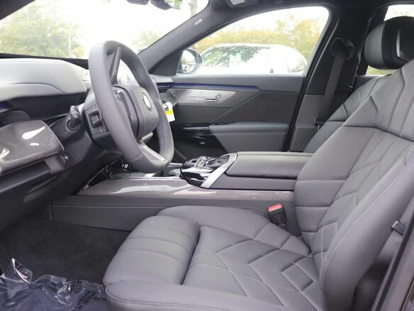 2026 BMW 7 серии 740 xDrive VII (G70) Рестайлинг, чёрный, 15973868 рублей - вид 6