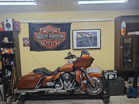 2015 Harley-Davidson Road Glide, золотистый, 1300000 рублей, вид 2