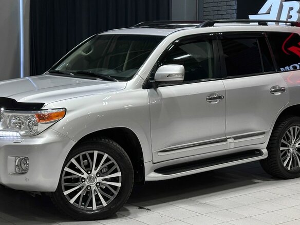 2014 Toyota Land Cruiser 200 Series Рестайлинг 1, серебристый, 3930000 рублей - вид 1
