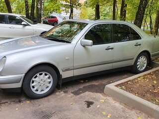 1996 Mercedes-Benz E-Класс 230 II (W210, S210), серебристый, 865000 рублей, вид 2