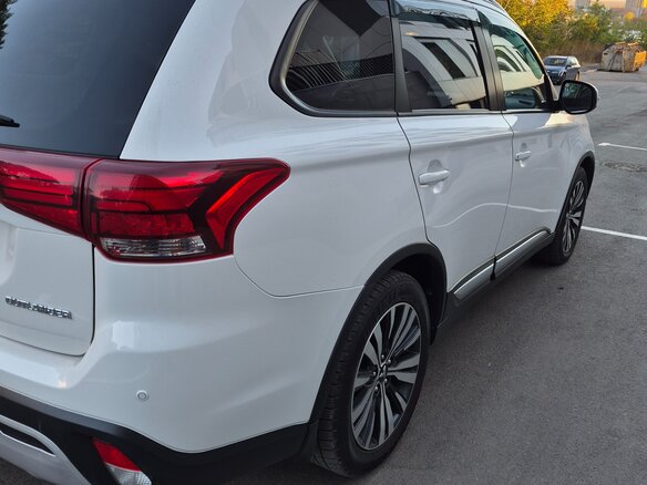 2019 Mitsubishi Outlander III Рестайлинг 3, белый, 2150000 рублей - вид 3