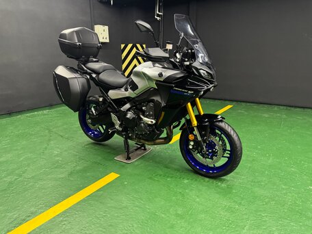 2021 Yamaha MT-09 Tracer (FJ-09), серебристый, 1525000 рублей, вид 3