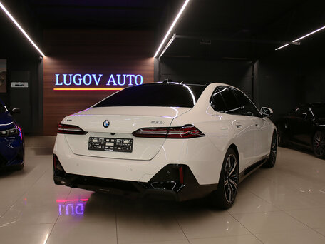 2025 BMW 5 серии 530i xDrive VIII (G60/G61/G68), белый, 7899000 рублей, вид 5