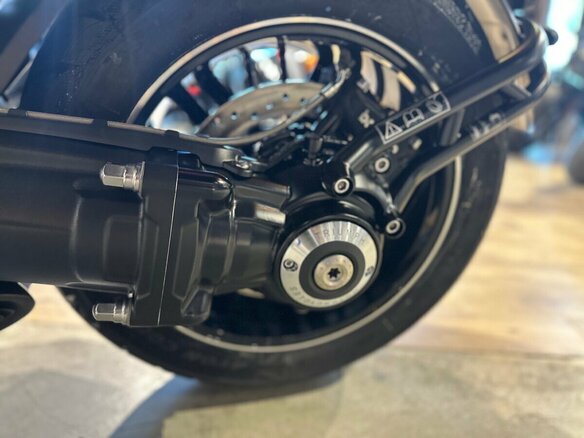 2023 Triumph Rocket 3, красный, 2990000 рублей - вид 17