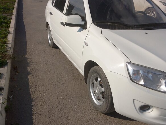 2013 Lada (ВАЗ) Granta I, белый, 303000 рублей - вид 2