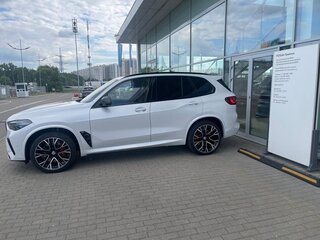 2022 BMW X5 M Competition III (F95), белый, 8930000 рублей, вид 4
