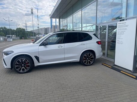 2022 BMW X5 M Competition III (F95), белый, 9420000 рублей, вид 4