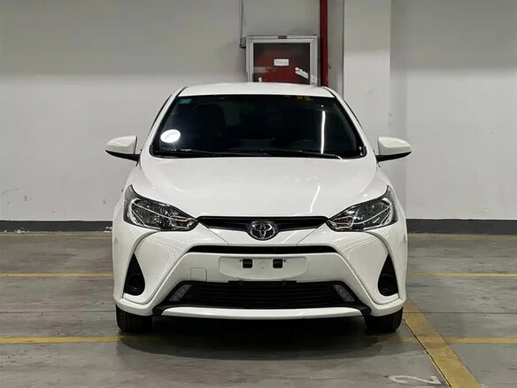 2022 Toyota Yaris IV, белый - вид 1