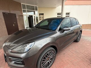 2019 Porsche Cayenne III, серый, 5500000 рублей, вид 3
