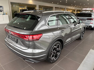 2026 Volkswagen Touareg III Рестайлинг, серый, 14550000 рублей, вид 2