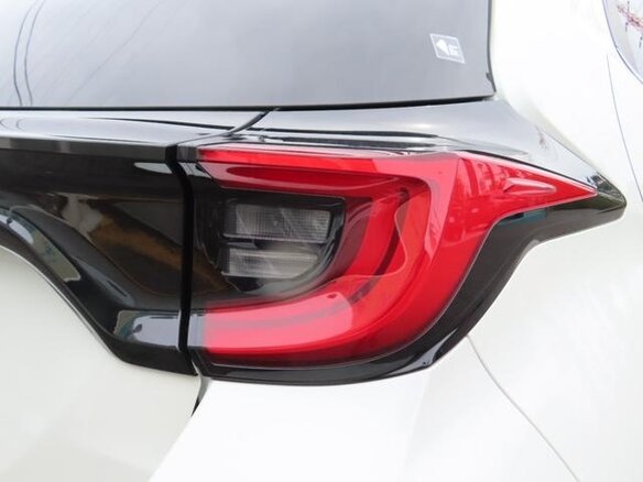 2023 Toyota Yaris IV, белый, 1150400 рублей - вид 36