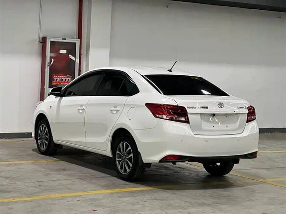 2022 Toyota Yaris IV, белый - вид 3