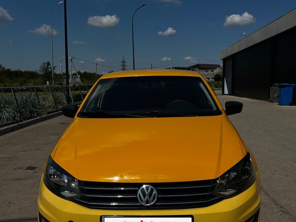 2017 Volkswagen Polo V Рестайлинг, жёлтый, 395000 рублей - вид 1