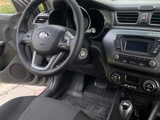 2014 Kia Rio 4-speed III, серый, 900000 рублей, вид 5
